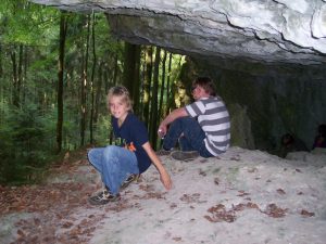 Kinder erkunden Höhlen, Höhlenwanderung
